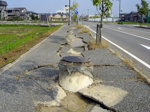 799px-Chuetsu_earthquake-earthquake_liquefaction1.jpg
