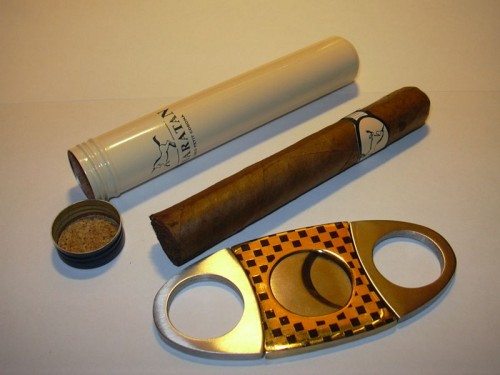 800px-Cigar_tube_and_cutter.jpg